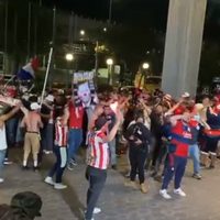Aficionados de Chivas insultan a jugadores y causan destrozos en su hotel