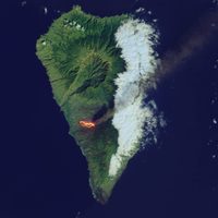 La lava marca hasta el espacio la superficie de La Palma