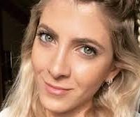 Cande Ruggeri intenta arrancarse su diminuta prenda y explota todo "¡Estás muy rica!"