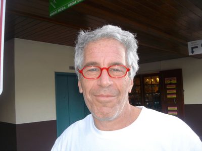 Archivos de Epstein dan poca información nueva sobre sus crímenes o cómo evitó un juicio serio