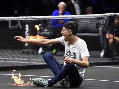 Previo al último partido de Federer, activista se prende fuego en un brazo durante la Laver Cup