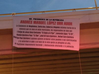 Reciben a AMLO con narcomantas en Caborca, Sonora