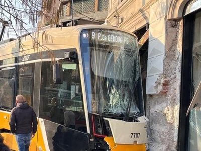 Descarrila tranvía en Milán y se estrella contra edificio; hay 2 muertos (Video)