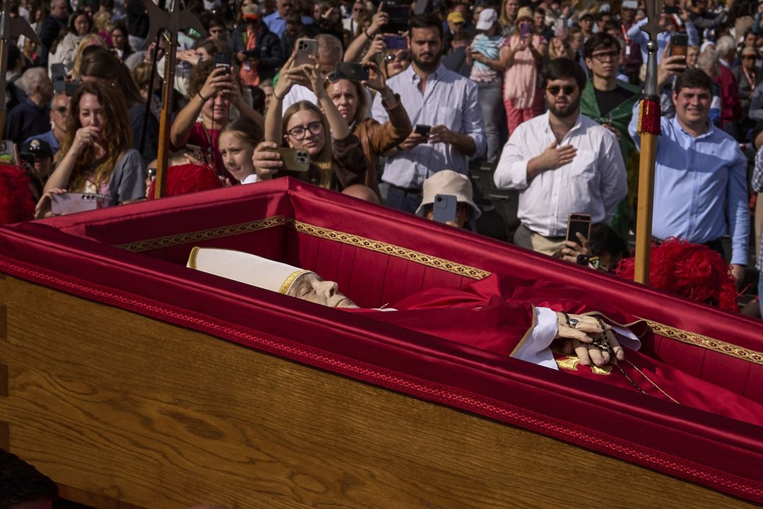23 de abril. El cuerpo del papa Francisco es trasladado a la Basílica de San Pedro del Vaticano, donde permaneció en capilla ardiente tres días. Foto Emilio MorenattiAP
