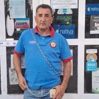 Cerró el supermercado Atalaya: un trabajador se encadenó en la sucursal de Chos Malal