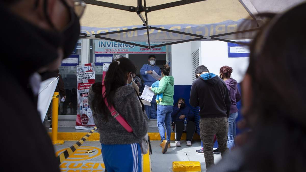Largas filas en consultorios de farmacias para obtener una prueba de covid