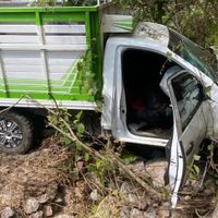Hallan siete cuerpos en camionetas desbarrancadas en la carretera Chilapa; se encontró a un niño
