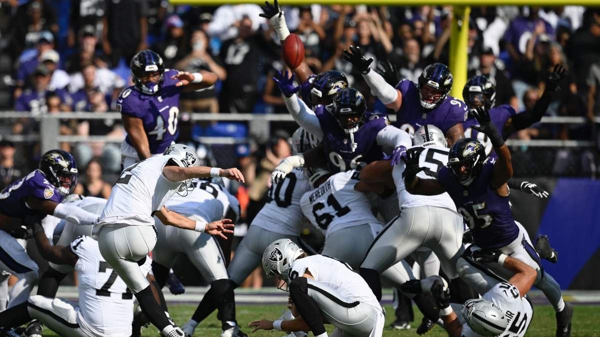 Daniel Carlson (2), pateador de los Raiders de Las Vegas, patea un gol de campo en contra de los Ravens de Baltimore durante la segunda mitad del juego de la NFL, el domingo 15 de septiembre de 2024, en Baltimore