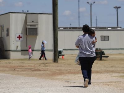 Reabrirán centro de detención de inmigrantes que anteriormente albergaba a familias en Texas