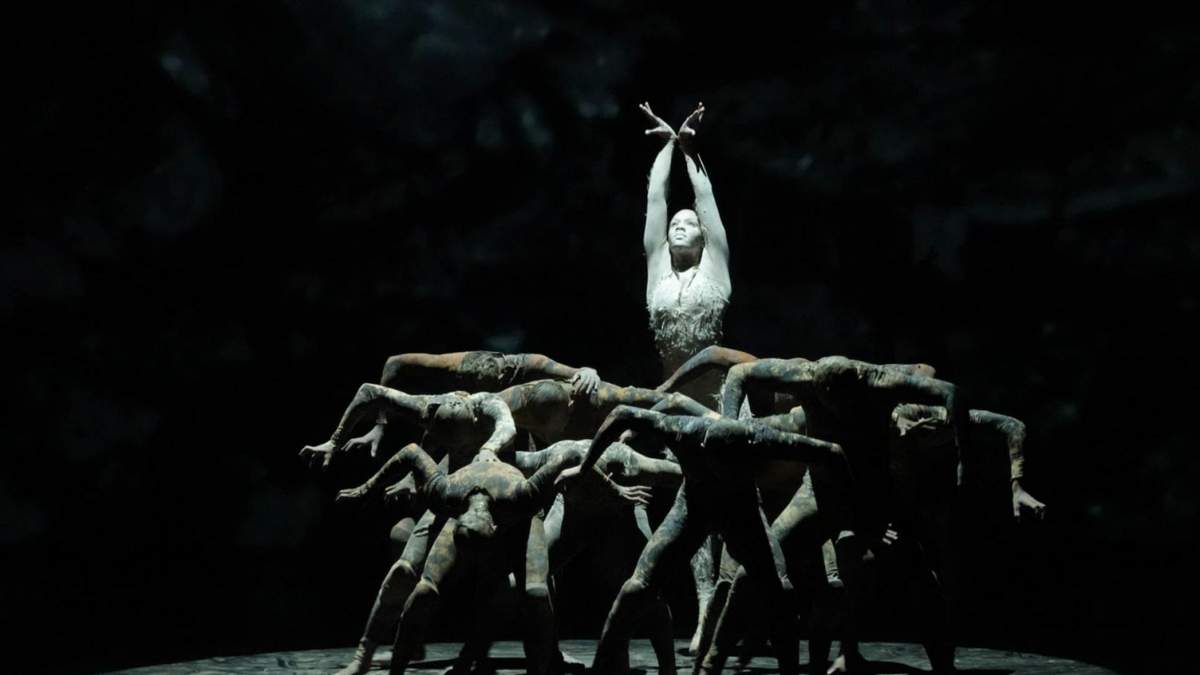La compañía de Danza Deborah Colker presentó la obra brasileña "Perro sin plumas"