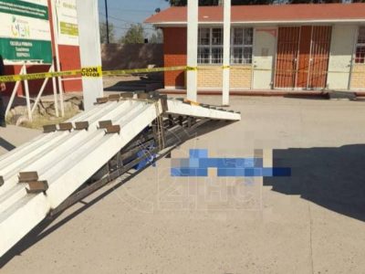 Muere niño de seis años al caerle una estructura metálica en escuela de Coahuila