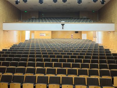 Un telón se alza en la universidad pública