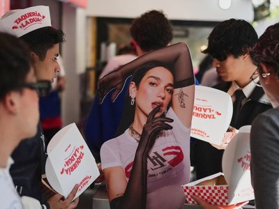 Dua Lipa invita a comer unos tacos en México