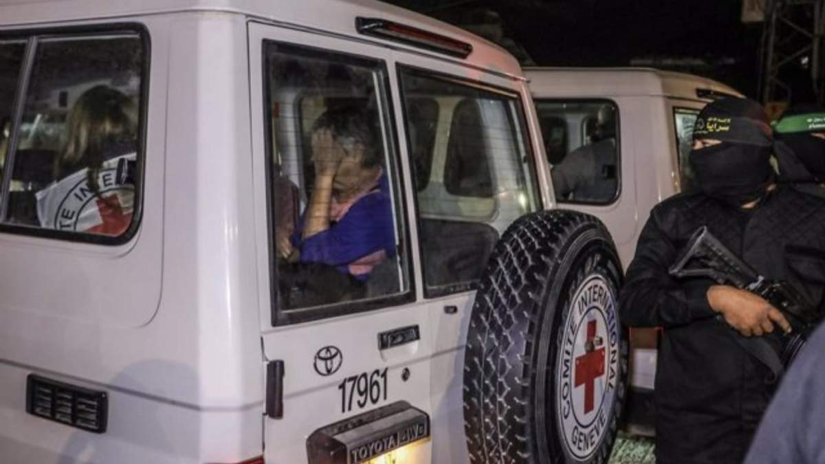 Un vehículo de Cruz Roja traslada a rehenes retenidos en la Franja de Gaza