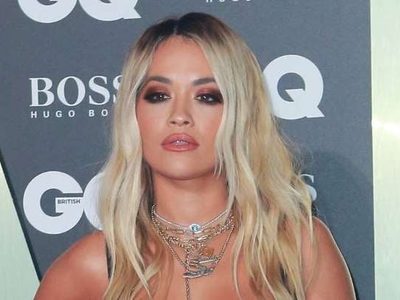 ¡Dios Mío! Rita Ora se sentó, se cruzó de piernas pero dejó ver lo que nadie esperaba ¡El ángulo la
