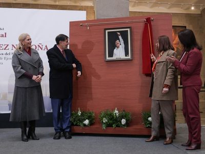 Develan retrato de Gerardo Fernández Noroña por su expresidencia del Senado