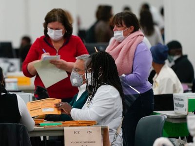 Agencia federal que supervisa elecciones en EU rechaza "fraude"