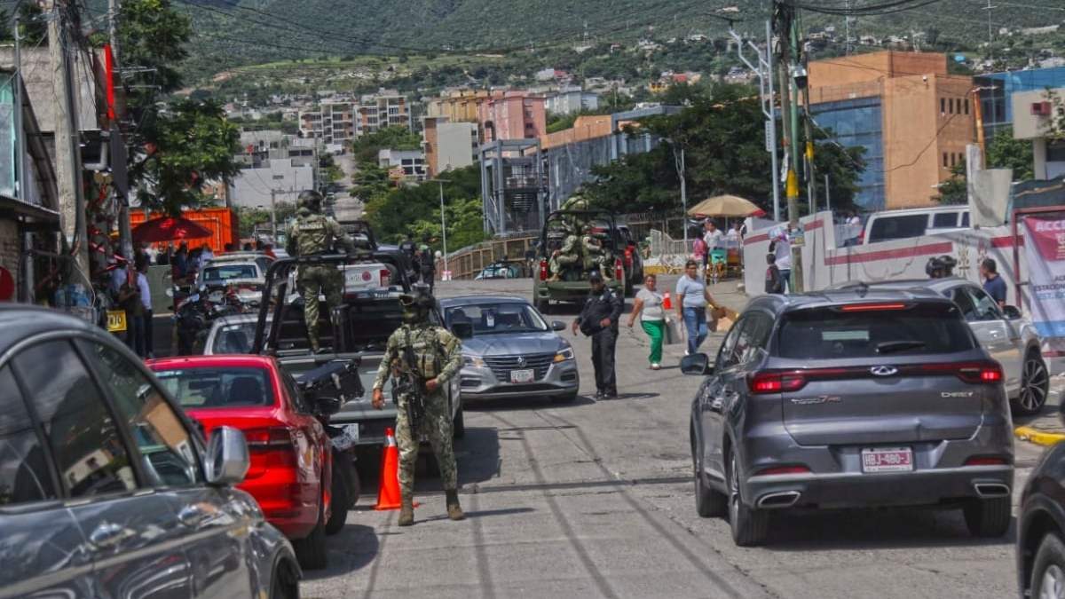 Militares resguardan los accesos al sitio del informe