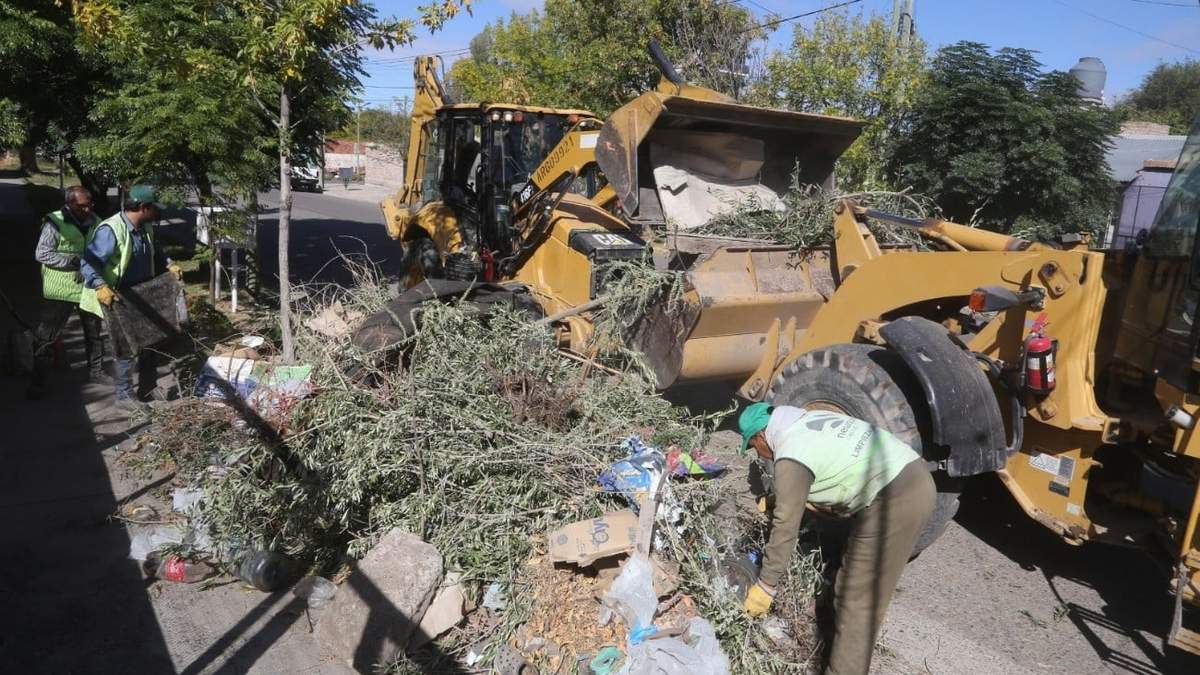 Operarios y máquinas trabajan en los diferentes operativos. Fuente: (Municipalidad de Neuquén)