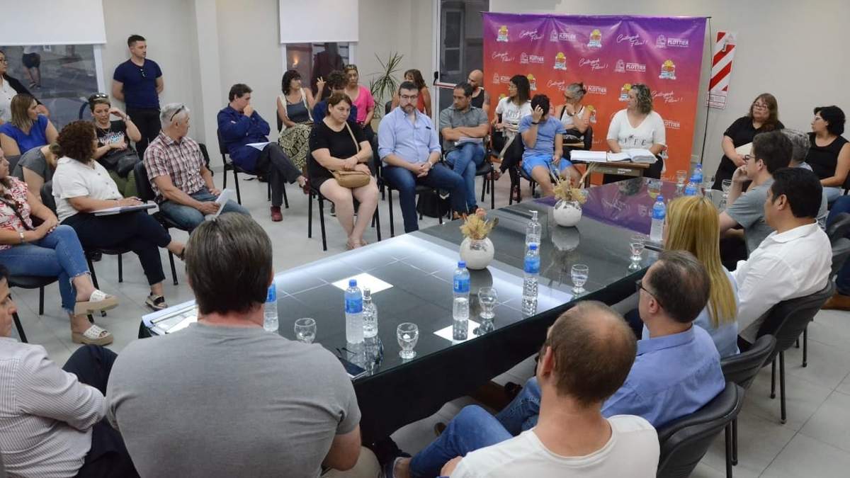 Encuentro entre Educación y la comunidad educativa de la EPET 9 de Plottier. Fuente: (Facebook)