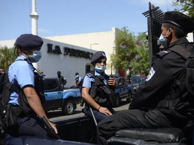 La policía de Nicaragua allanó un periódico opositor y arrestó a su principal editor