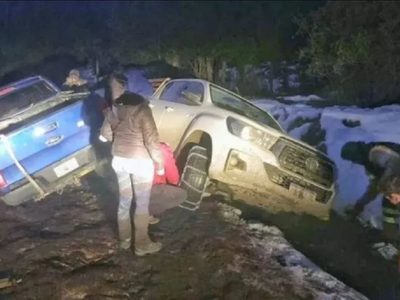 Rescataron a cuatro personas varadas en la ruta provincial 62 en San Martín de los Andes