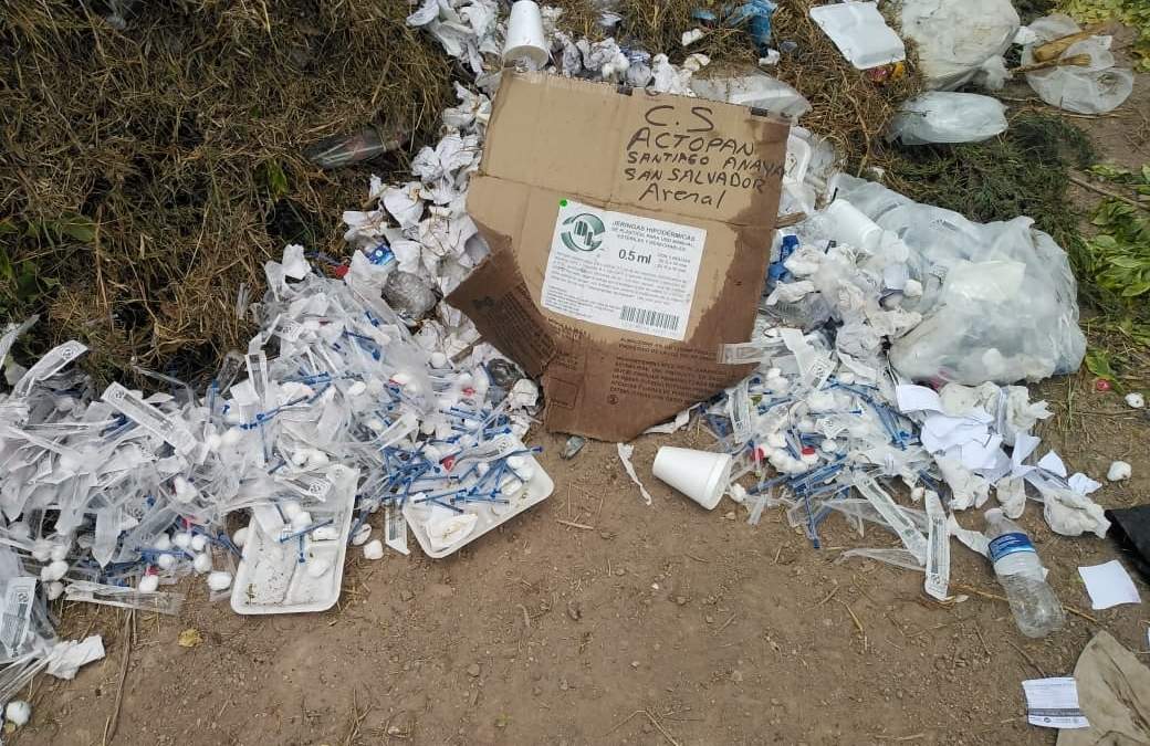 El 3 de junio el material covid fue depositado en el basurero y estuvo expuesto al menos siete días