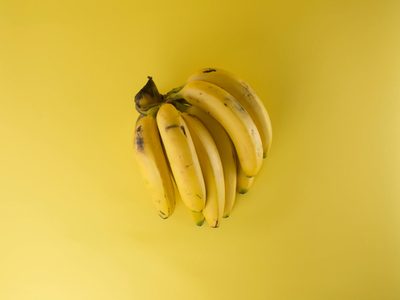 Los beneficios de mezclar cáscara de banana y vinagre que tu abuela ya sabía y hoy vuelve con fuerza
