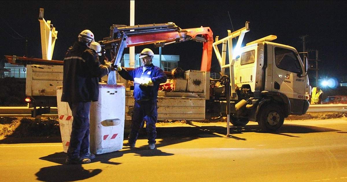 Los operarios del EPEN trabajan en el recambio y reparación de luminarias en la ruta 7. Fuente: (Gobierno de Neuquén)