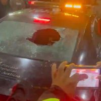 Familiares de reos vandalizan una patrulla durante bloqueo en el Reclusorio Oriente
