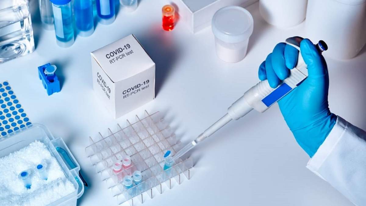 Permanente trabajo de profesionales médicos ante el avance del coronavirus. Fuente: (Twitter)