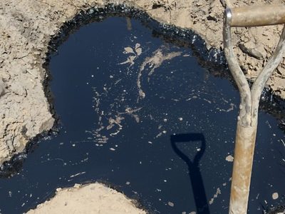 Mientras hacían obras para obtener agua potable, encontraron petróleo en una escuela de Picún Leufú