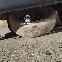 La policía demoró a dos sujetos cuando intentaban robar una rueda de auxilio