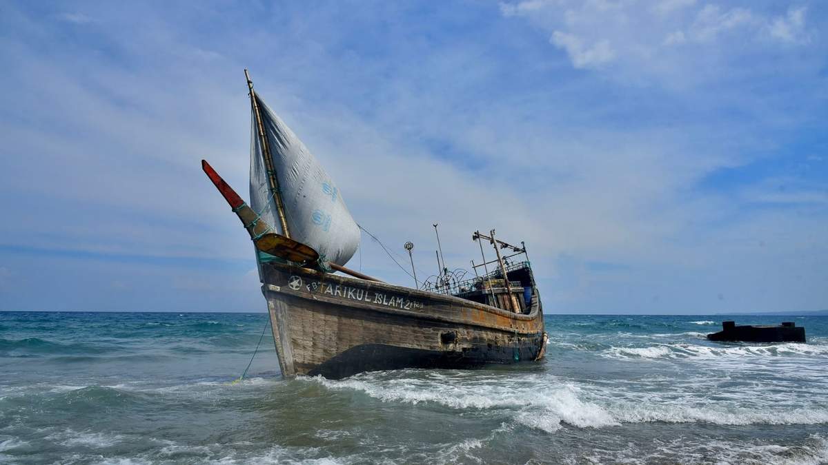 El barco en el que llegaron. Fuente: (Twitter)