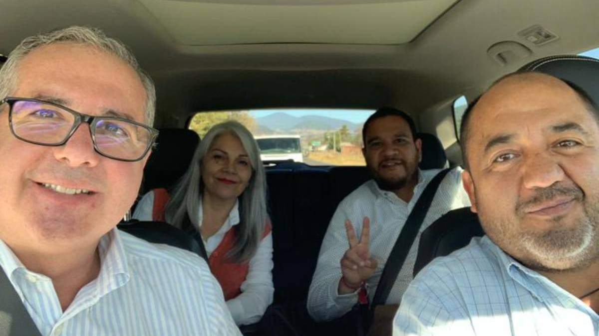 El diputado panista Enrique Godínez y su equipo cuando se dirigían a Uruapan