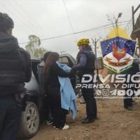 Una mujer bicipolicía asistió a una joven en un parto en la vía pública