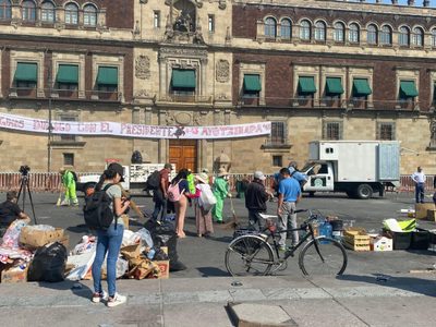 Abogado de padres de los normalistas de Ayotzinapa pidió a AMLO que haga oficial la reunión (Videos)