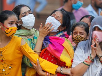 Crece la desesperación en India: más de 4.000 muertes por coronavirus en un día
