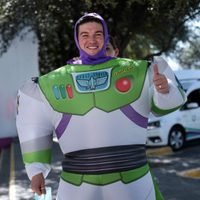 Samuel García se disfraza de Buzz Lightyear y Mariana Rodríguez de Rex para un Halloween