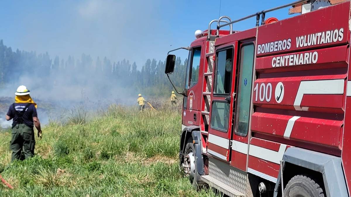 Bomberos Voluntarios. Fuente: (Centenario Digital)