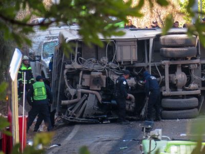 Mueren 14 personas y hay 31 heridas por volcadura de autobús en Malinalco