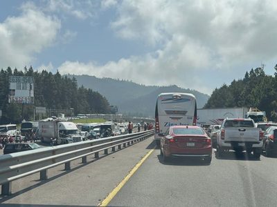 Habitantes de Huixquilucan cierran la autopista México-Toluca
