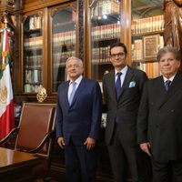 AMLO se reúne en privado con directivos de las empresas que editan Milenio Diario y El País