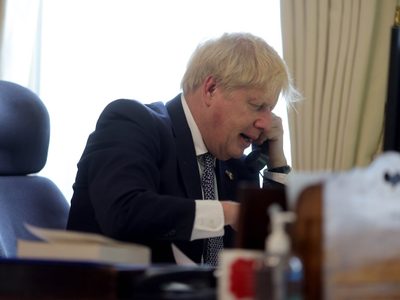 Boris Johnson defiende encuentro con exagente de la KGB en fiesta