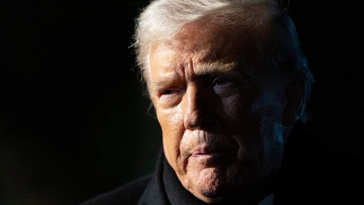 El presidente estadounidense Donald Trump antes de abordar el helicóptero presidencial Marine One desde el Jardín Sur de la Casa Blanca, el 20 de enero de 2026, en Washington