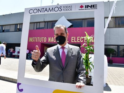 Ya va a salir Lorenzo Córdova, se puede elegir a uno mejor: López Obrador