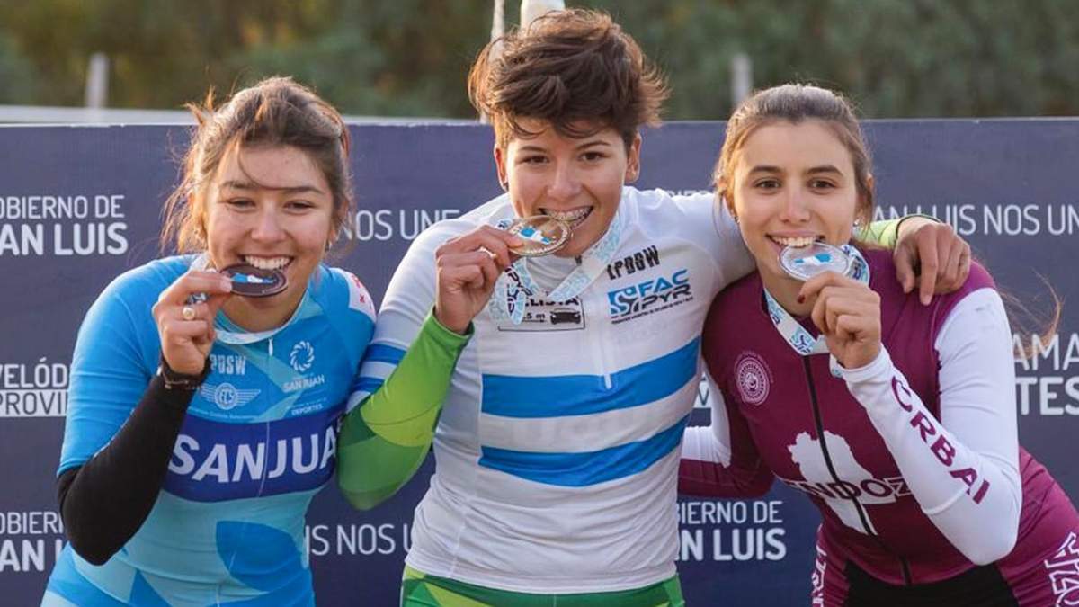 La ciclista neuquina se colgó la medalla de oro. Fuente: (Facebook)