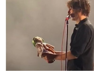 ¿No es el de la farmacia?, pregunta confundido el vocalista de Phoenix al recibir un Chavo del 8