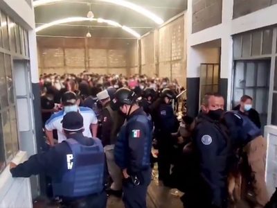 Tras tiroteo con polleros, policías de Puebla rescatan a 208 migrantes