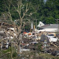 Autoridades realizan operaciones de búsqueda y rescate tras tornado en Iowa; al menos un muerto